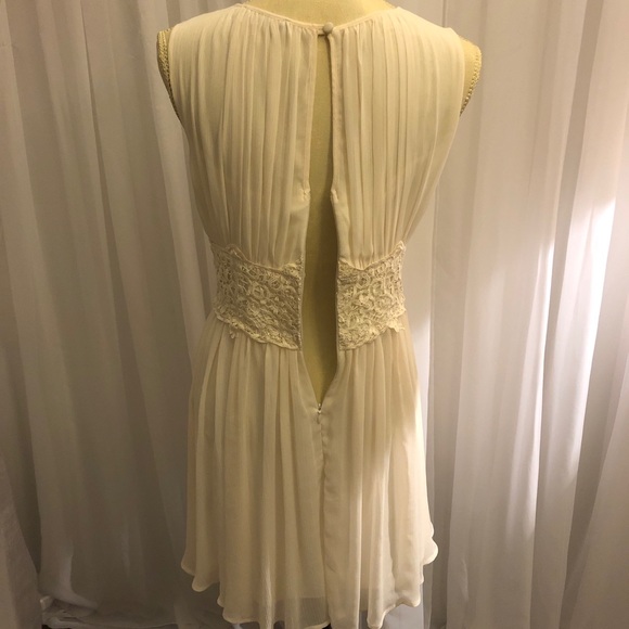 Suzy Shier - Floaty Lace Dress in Antiqued Ivory - Size M - Picture 8 of 11